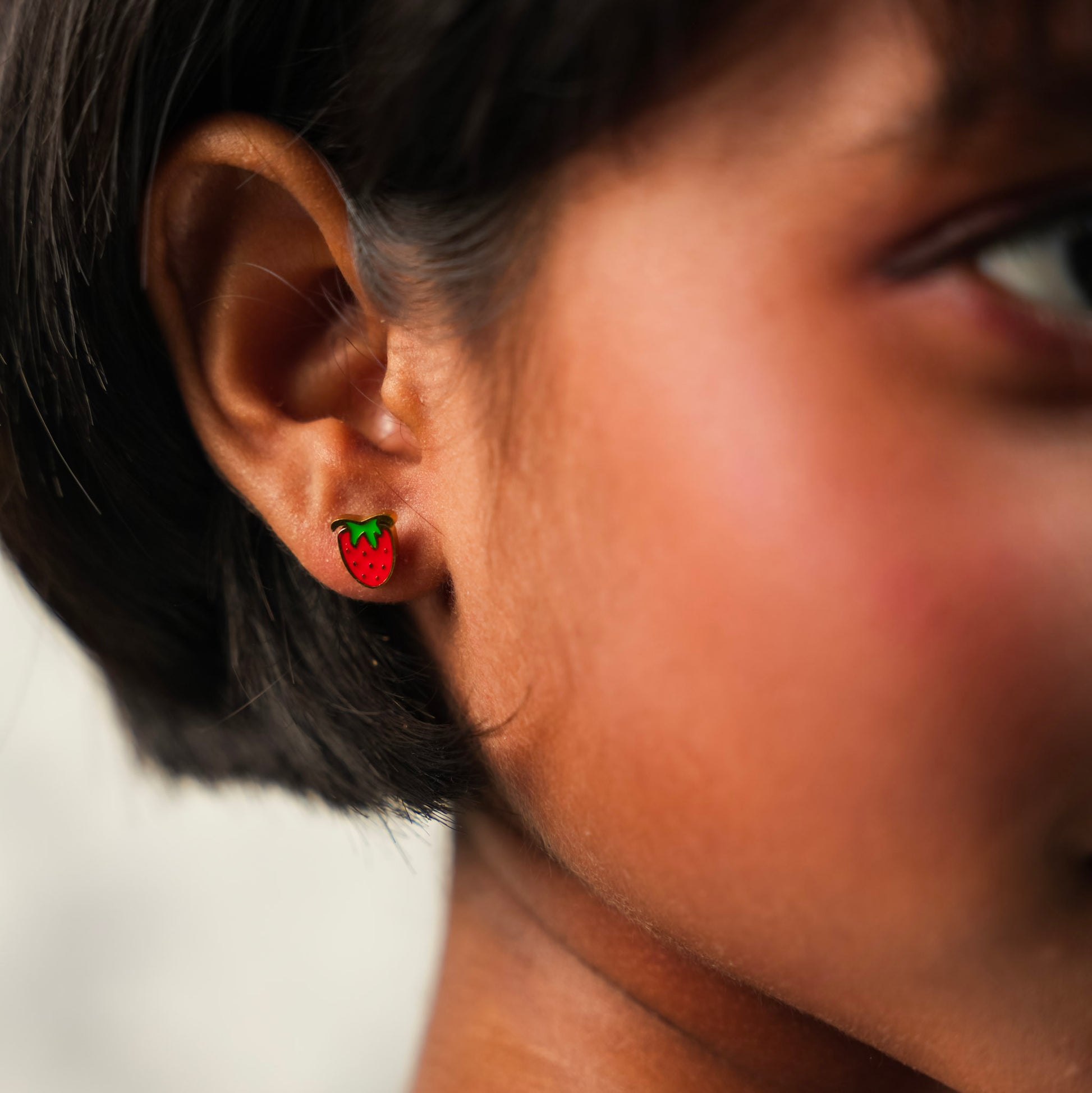 स्ट्रॉबेरी स्टड इयररिंग