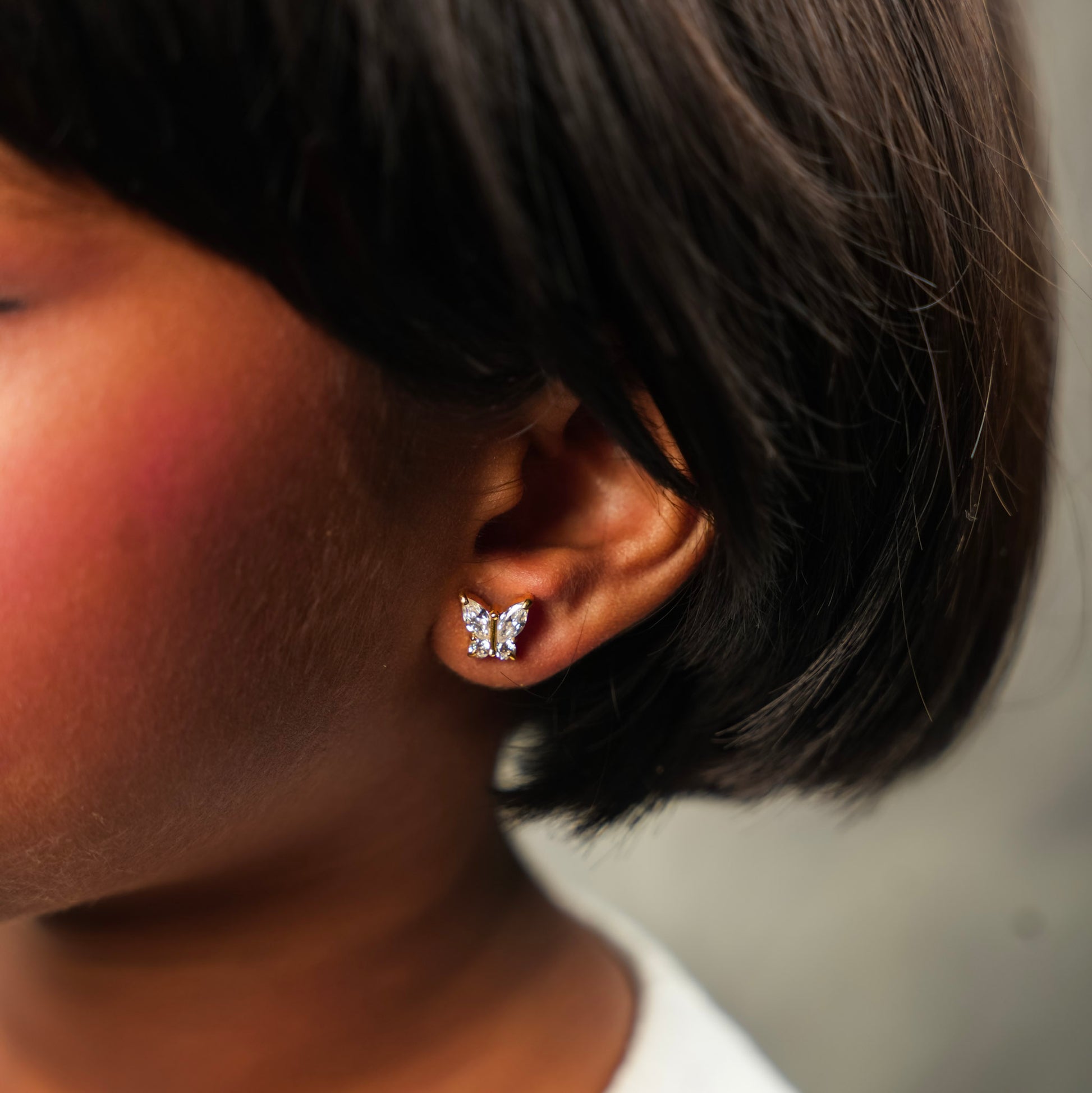 बटरफ्लाई डायमंड स्टड इयररिंग - सोना