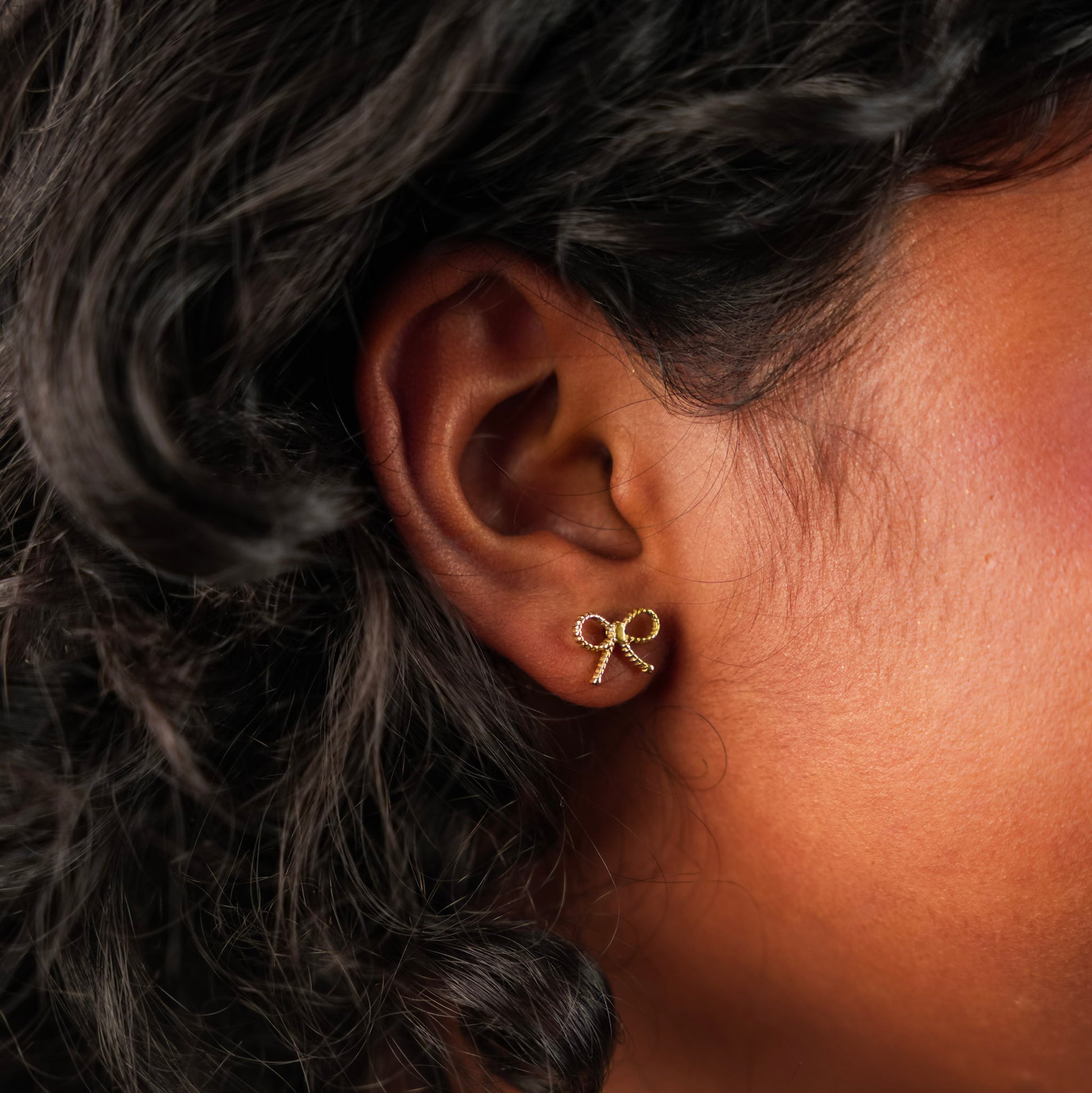 प्यारा धनुष स्टड बाली