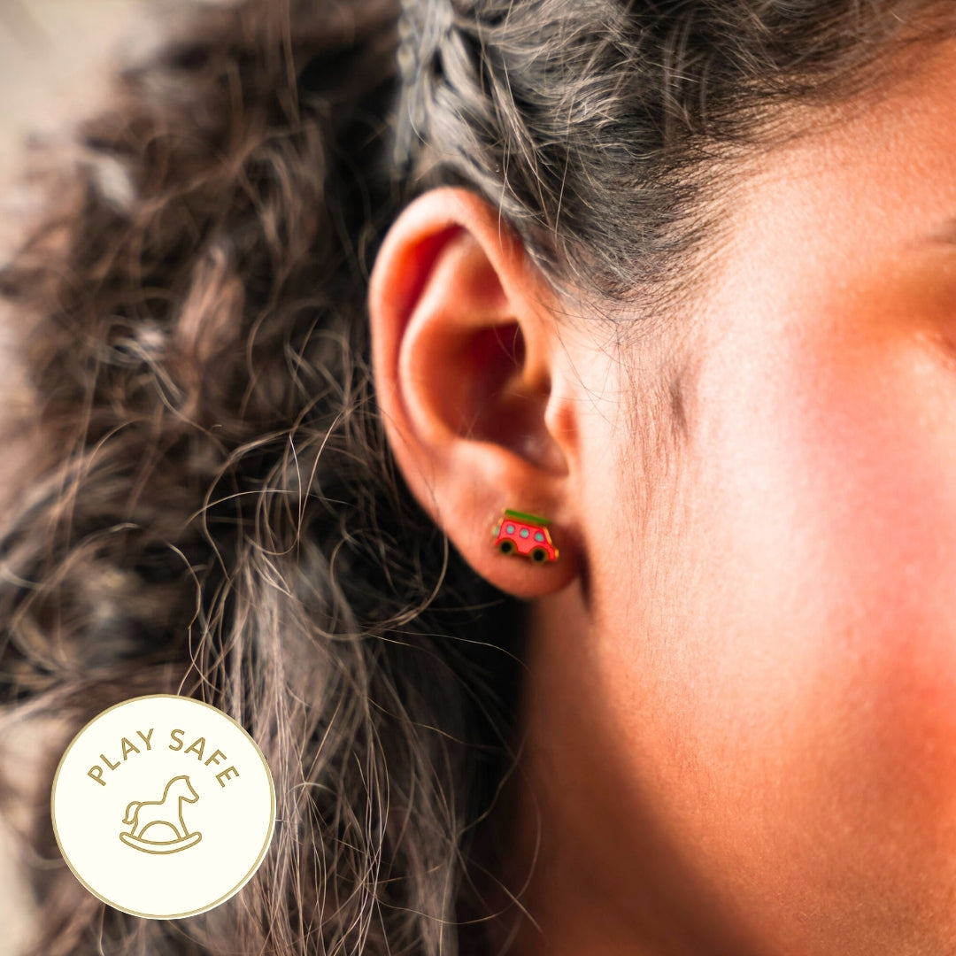 प्यारा बस स्टड इयररिंग