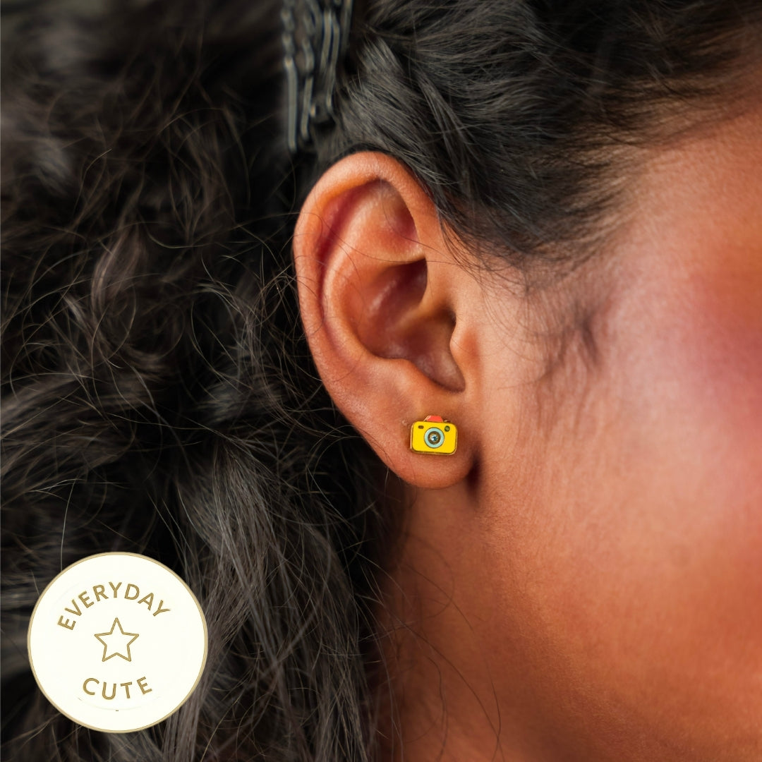 कैमरा स्टड इयररिंग्स