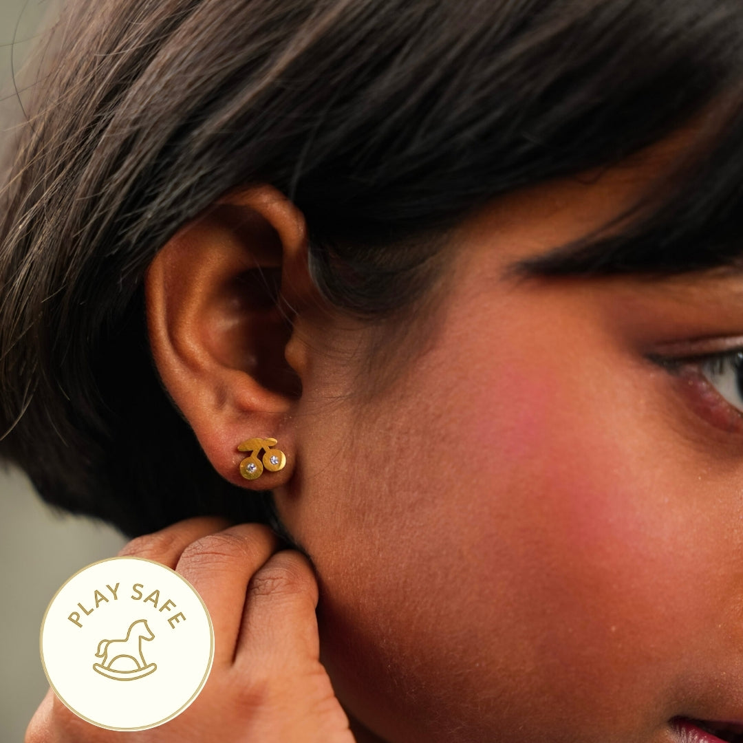 चेरी स्टड इयररिंग