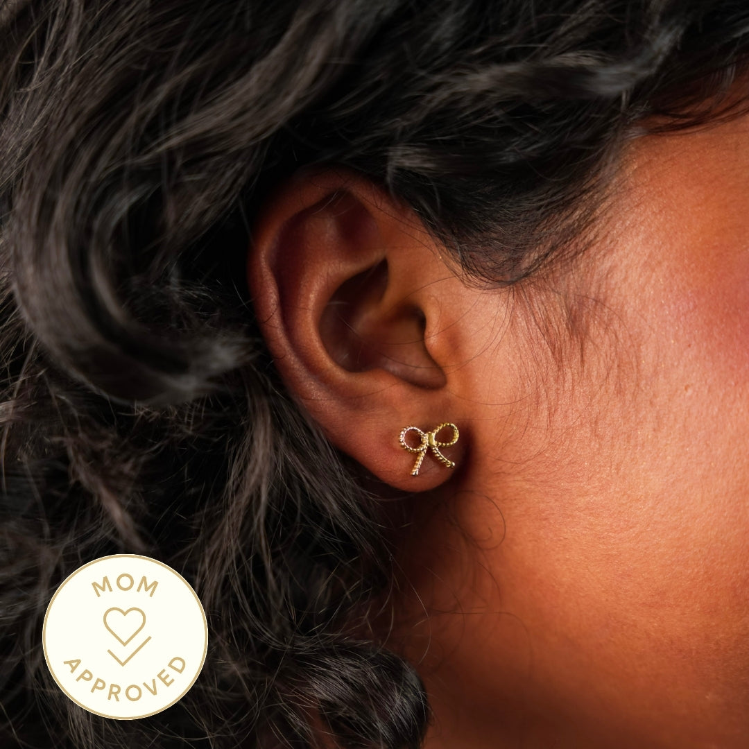 प्यारा धनुष स्टड बाली