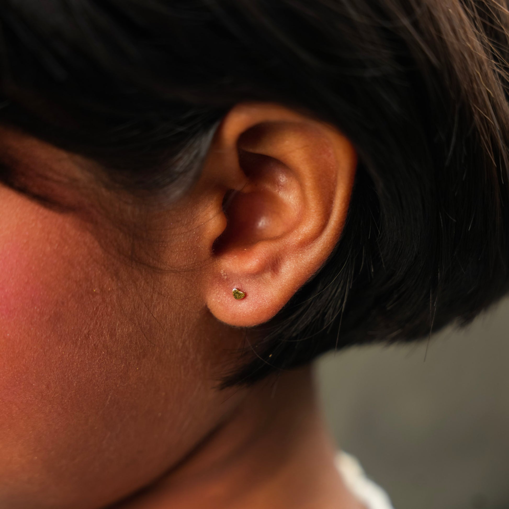 छोटे दिल के आकार की स्टड बाली