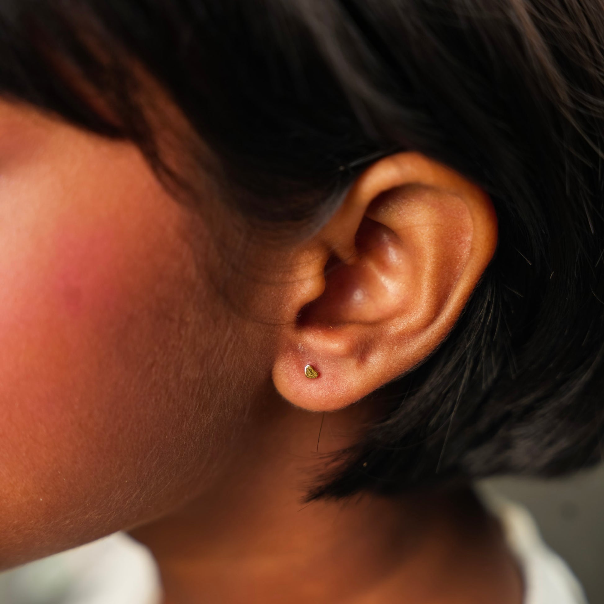 छोटे दिल के आकार की स्टड बाली