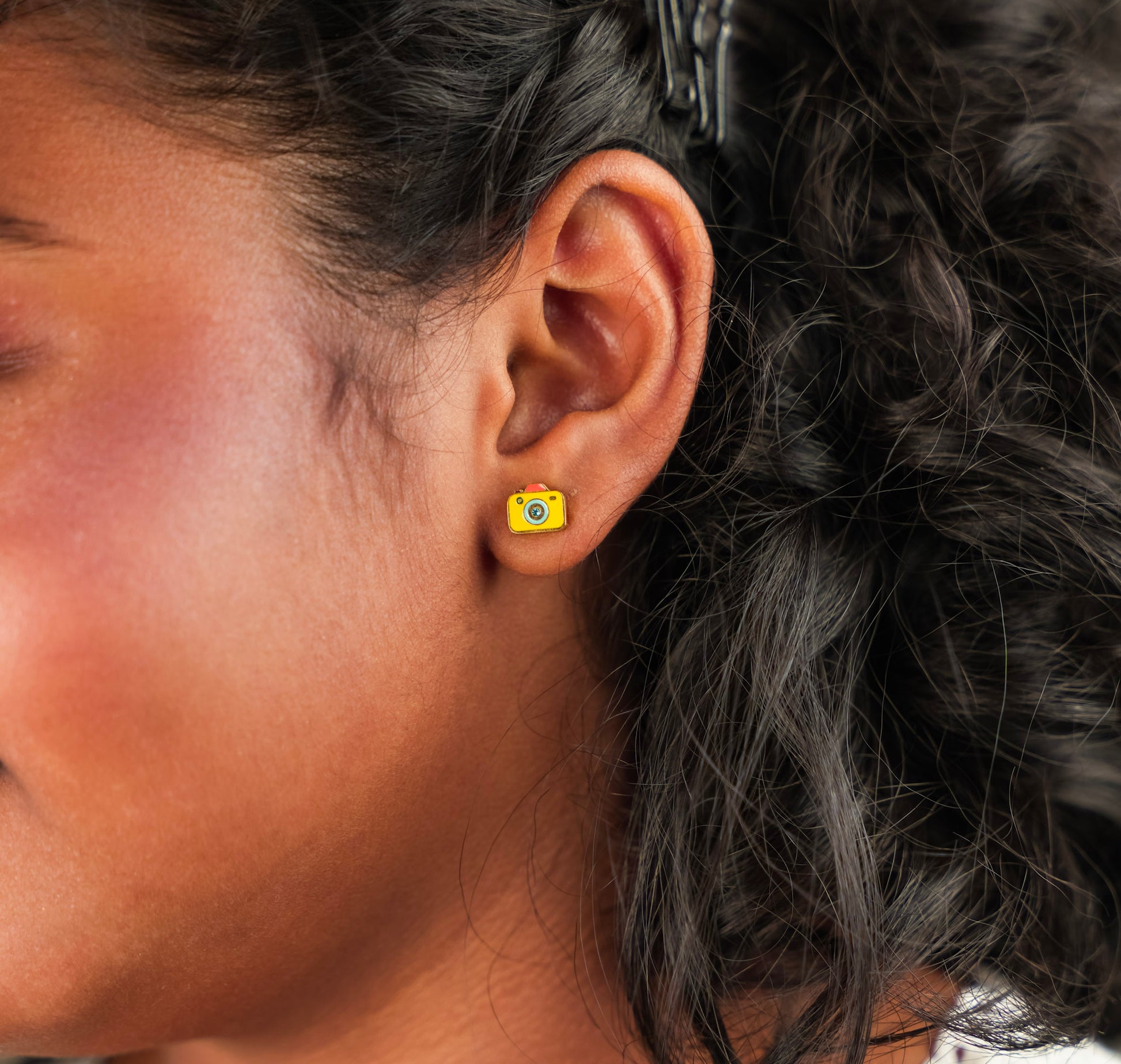 कैमरा स्टड इयररिंग्स