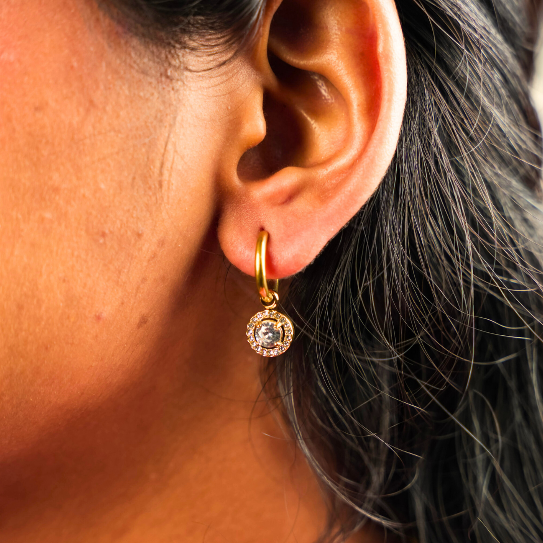 गोल डायमंड हूप इयररिंग्स - सफ़ेद
