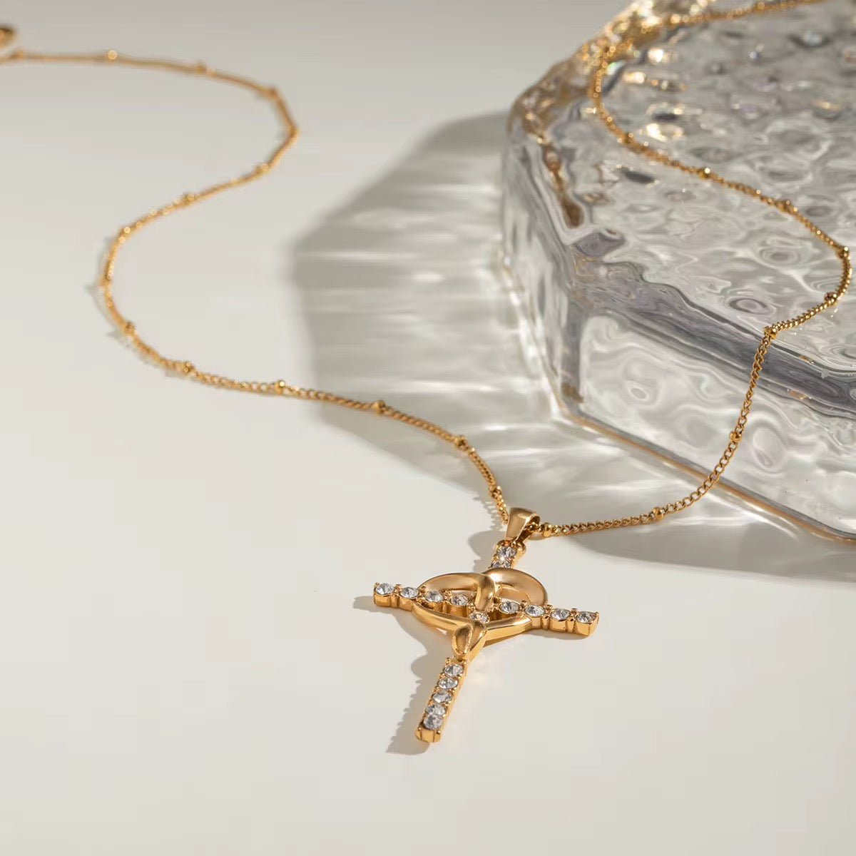 क्रॉस हार्ट नेकलेस