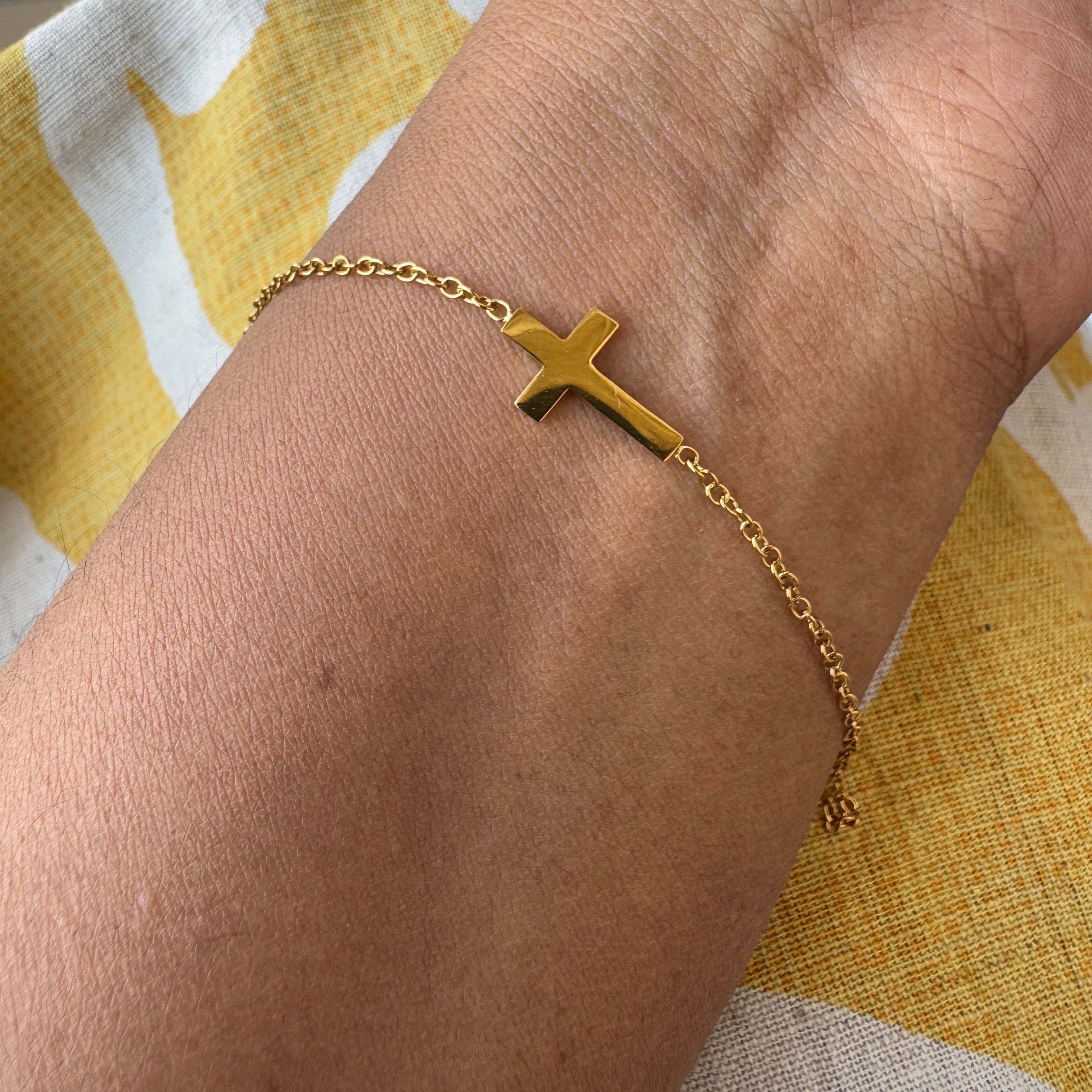 क्लासिक क्रॉस ब्रेसलेट