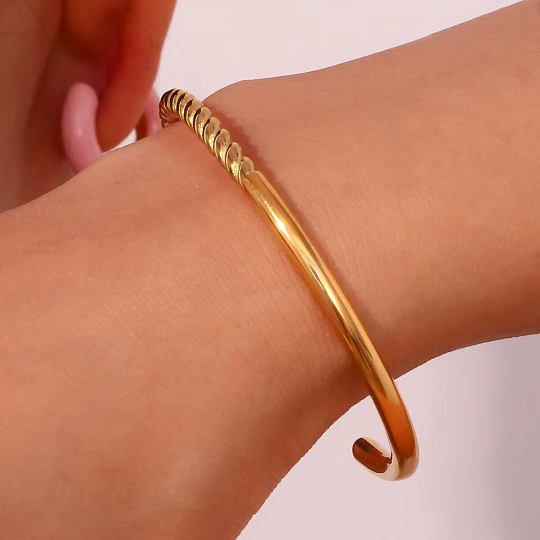 सादा और पैटर्न वाला कड़ा चूड़ी