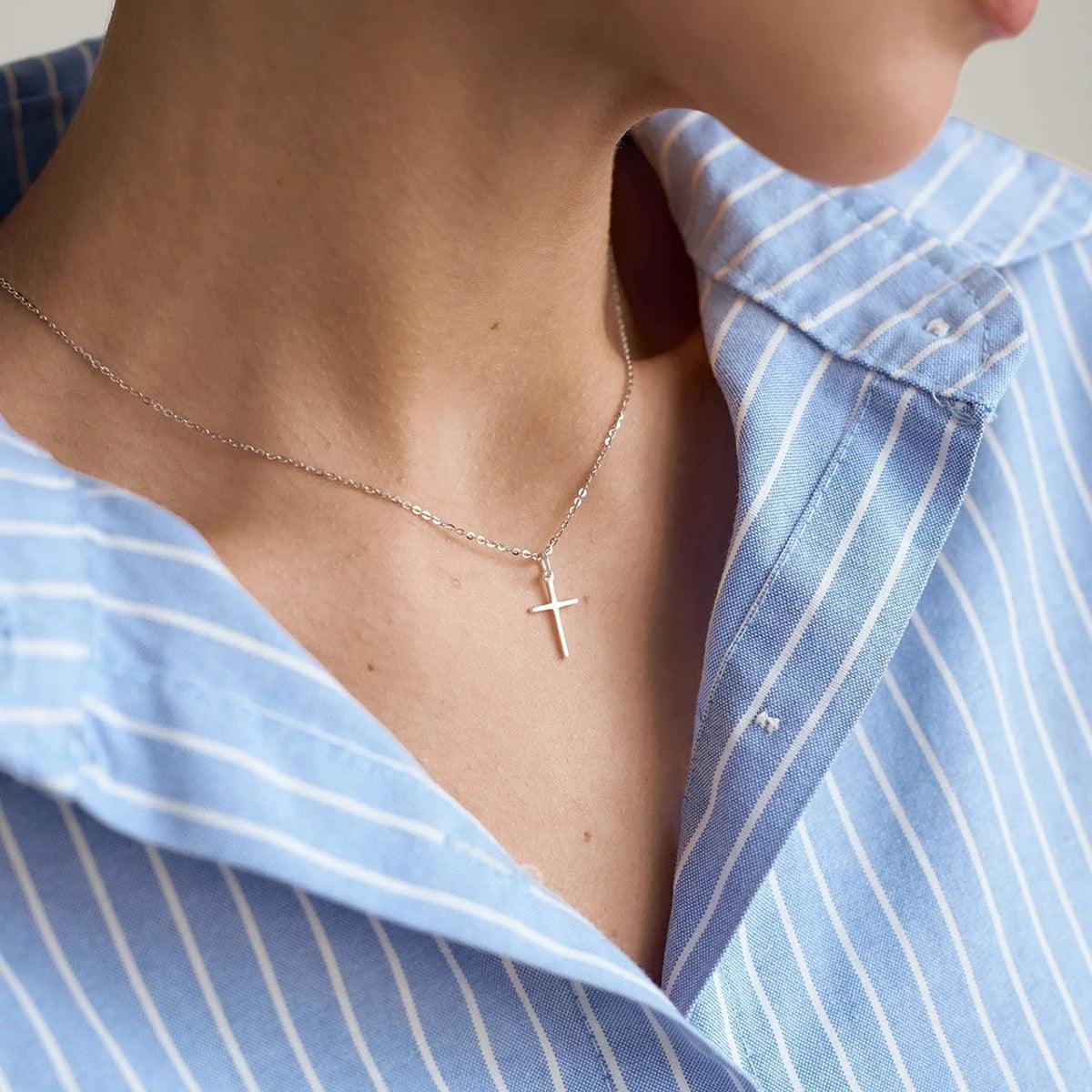 क्लासिक क्रॉस नेकलेस