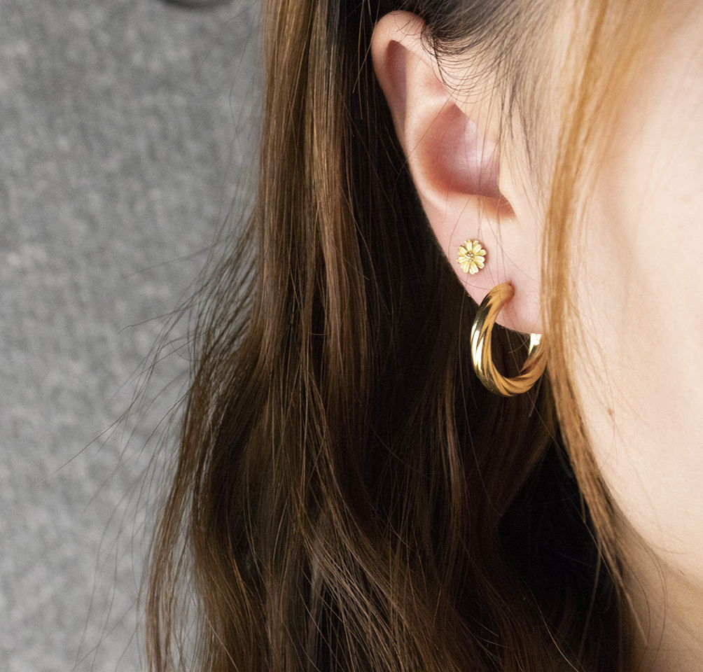 छोटी ट्विस्टी हूप बाली