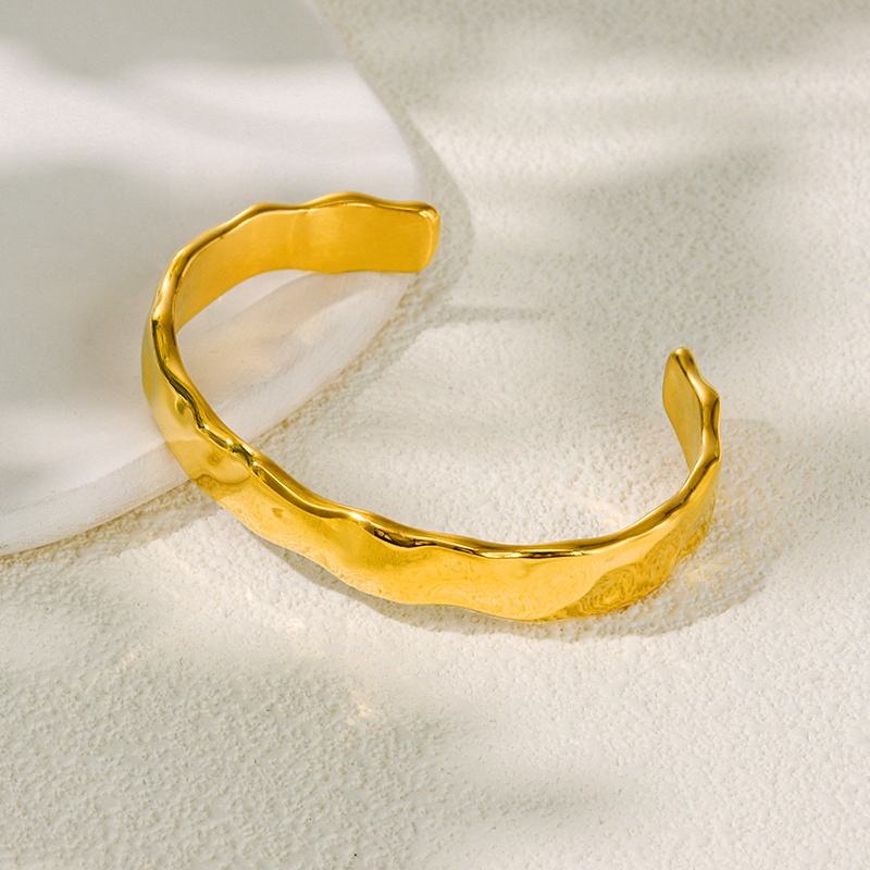 Shiny Wavy Bangle