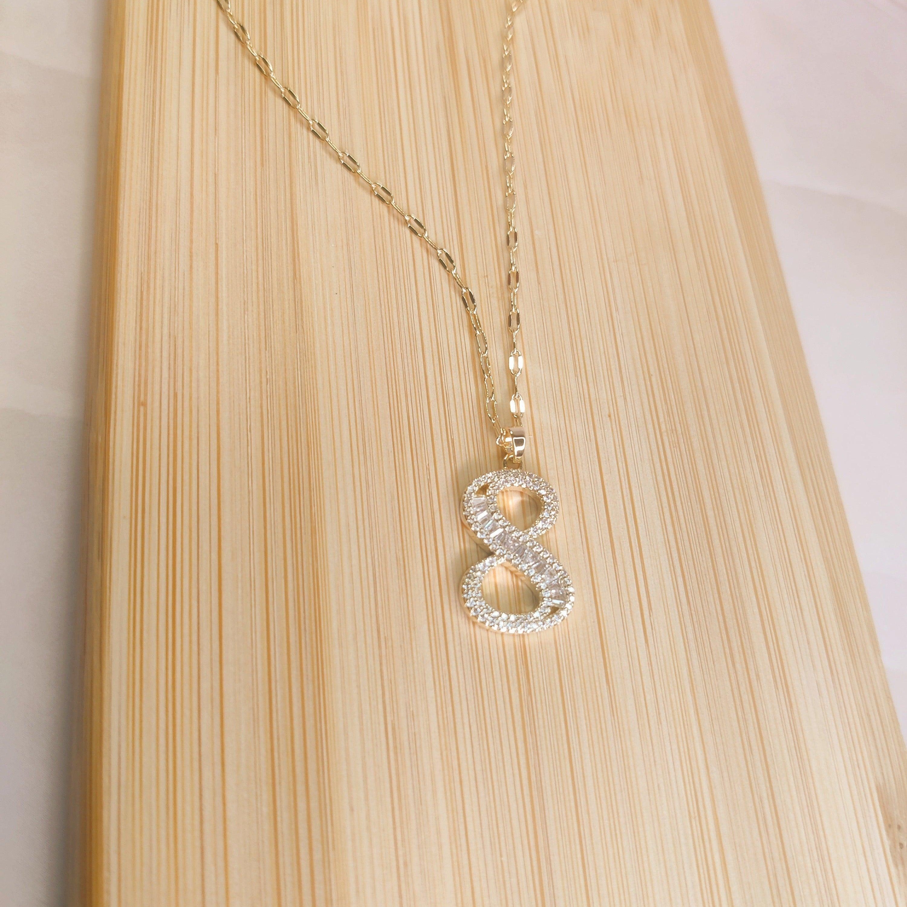 8 आकार का पेंडेंट हार