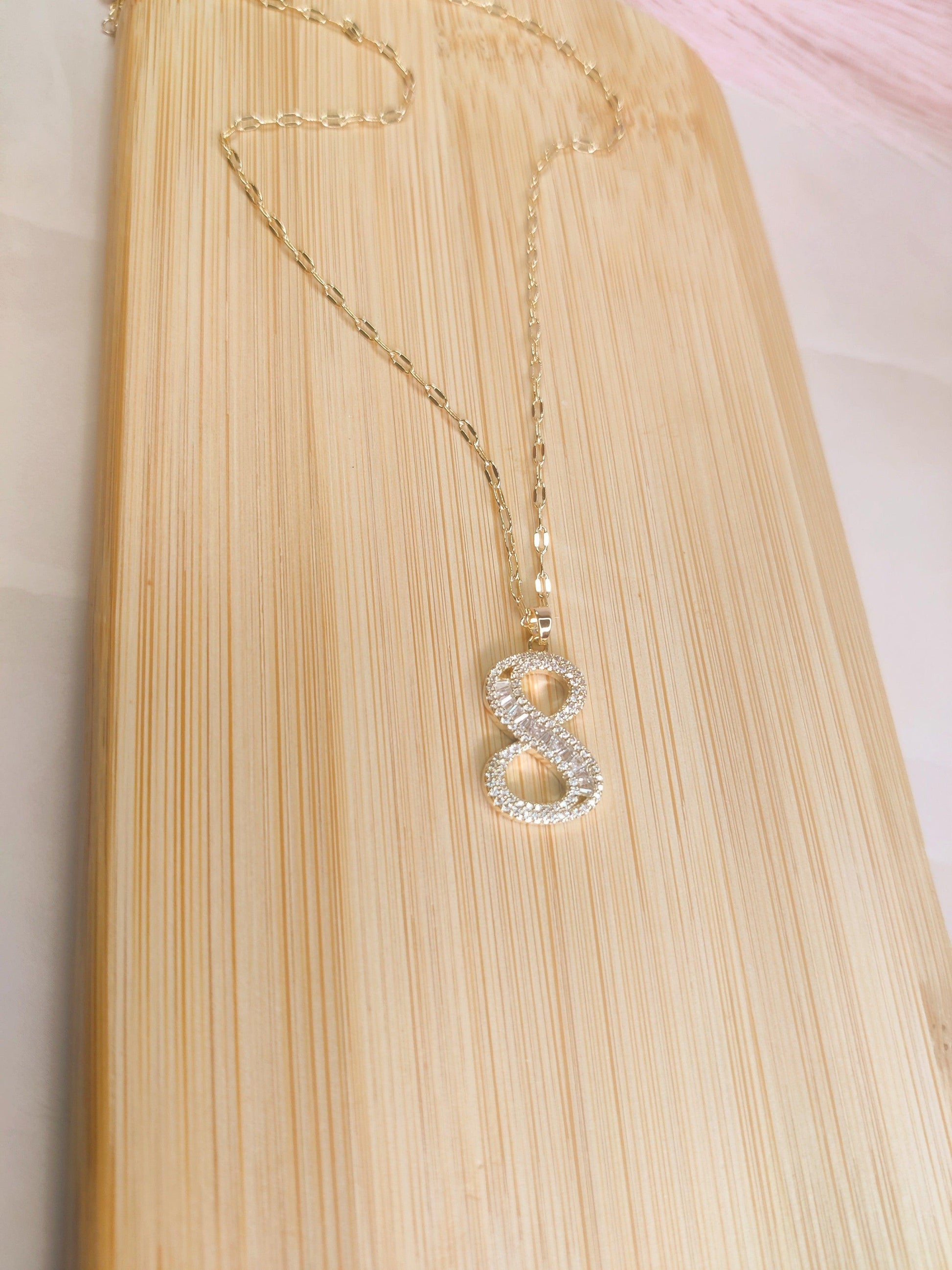 8 आकार का पेंडेंट हार