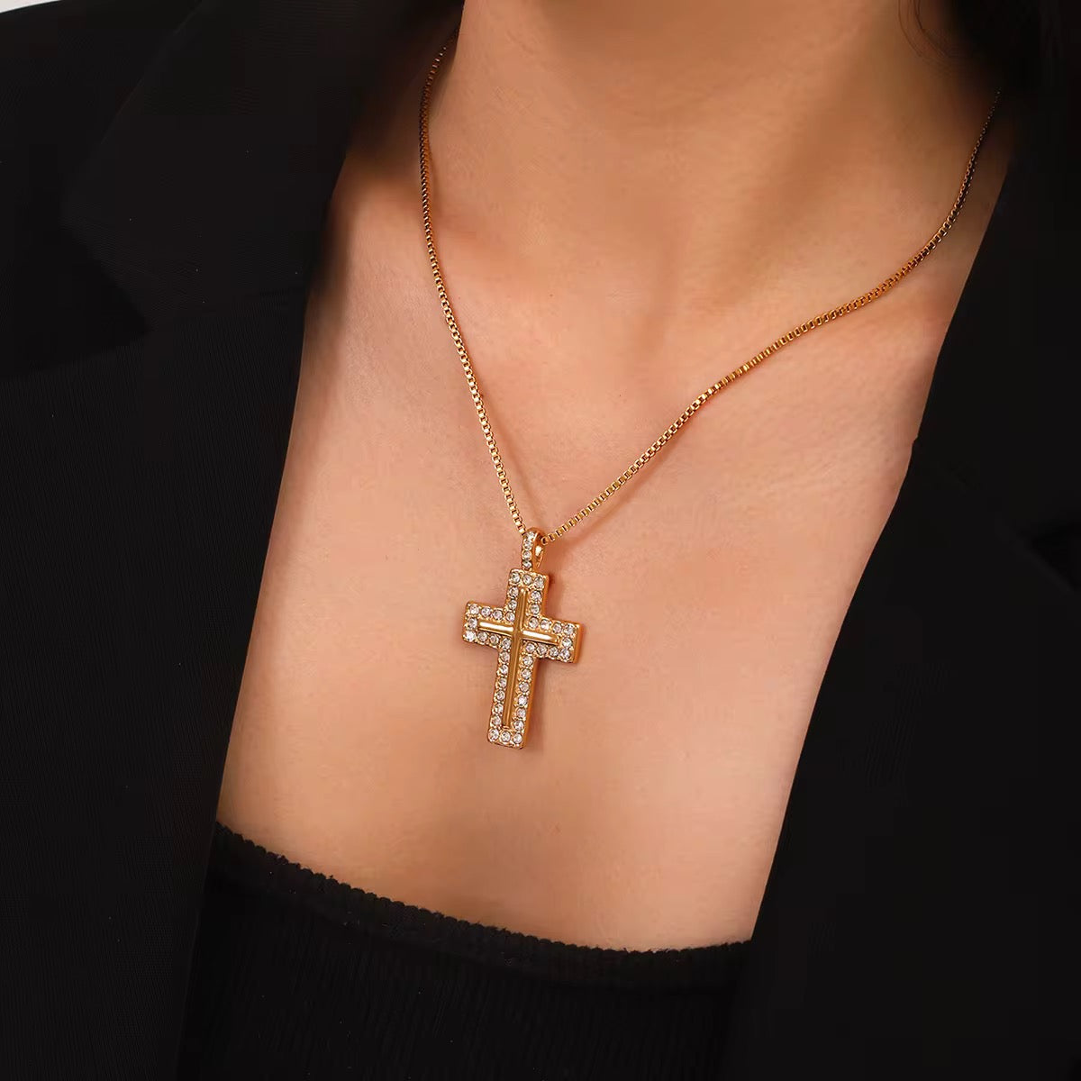 क्रॉस बोल्ड नेकलेस
