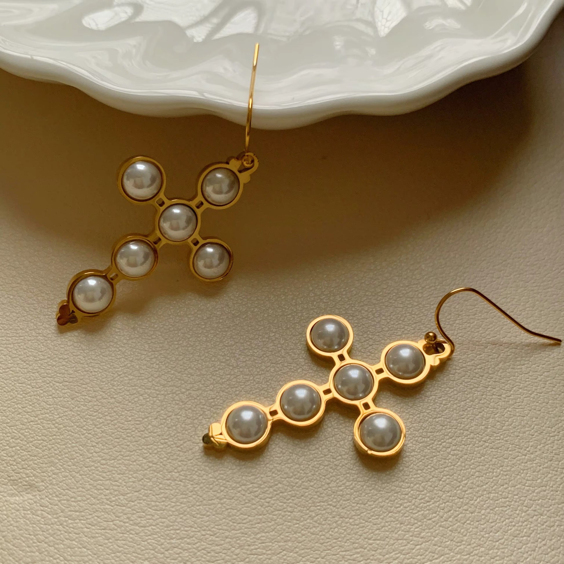 क्रॉस पर्ल इयररिंग्स