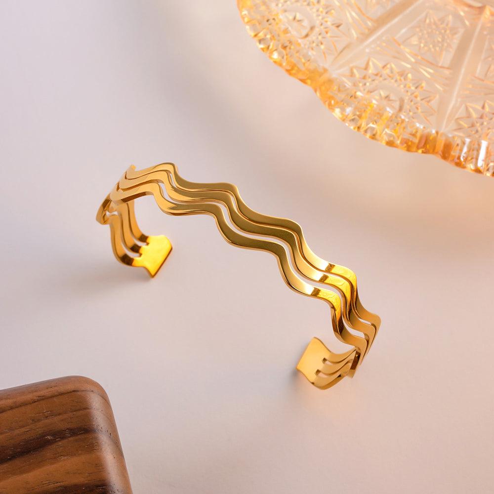 स्तरित लहरदार कड़ा चूड़ी