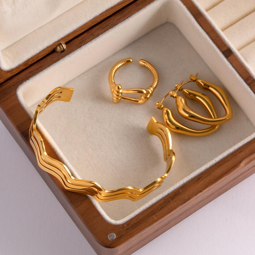 स्तरित लहरदार कड़ा चूड़ी