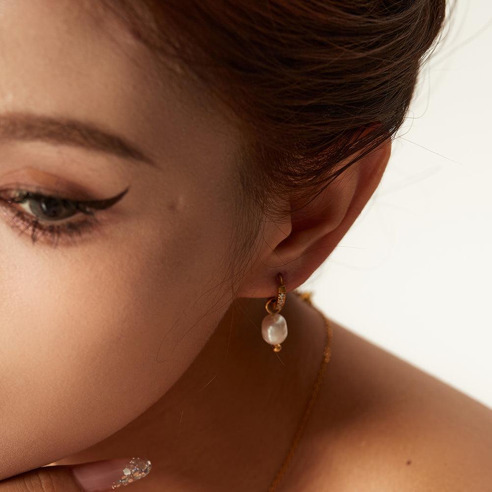 देवी पर्ल हूप इयररिंग