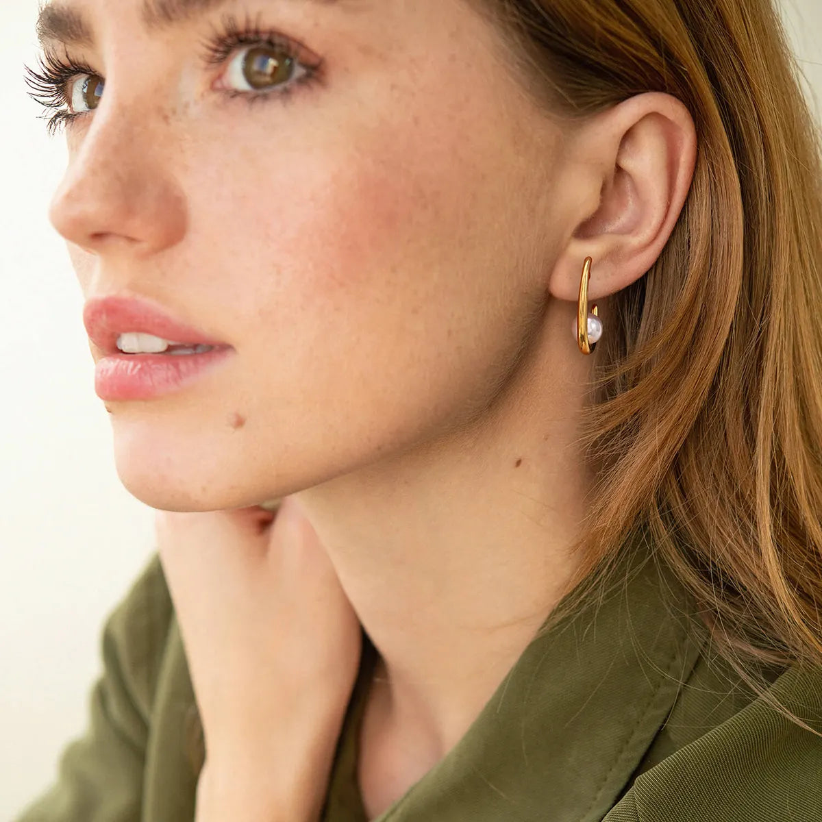 बोल्ड पर्ल क्रिसेंट इयररिंग