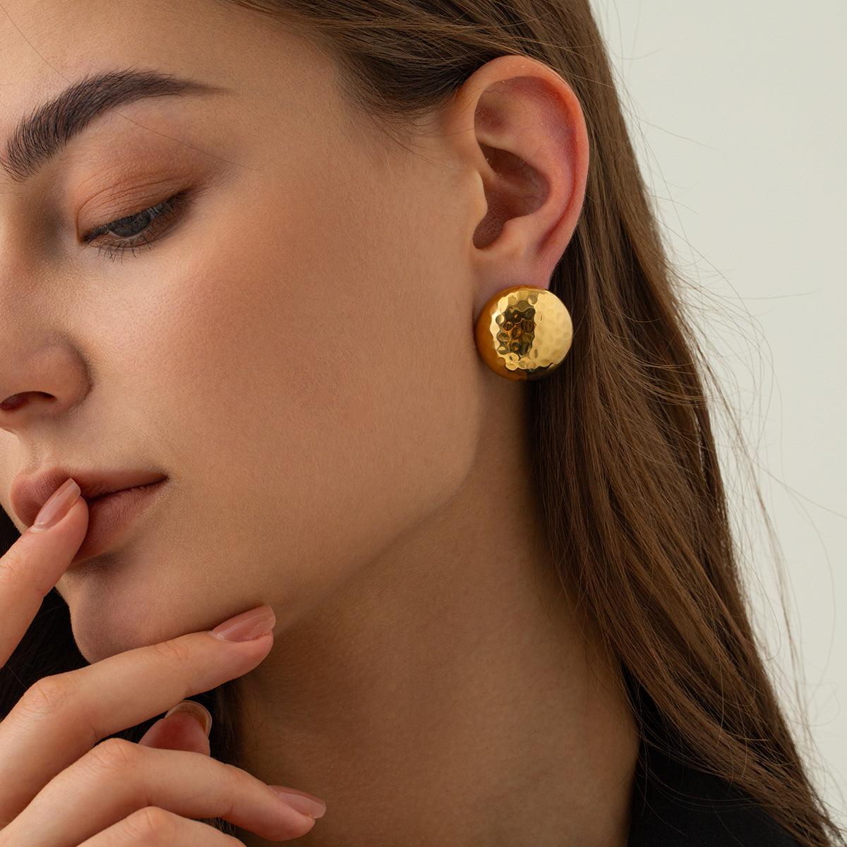 टेक्सचर्ड गोल स्टेटमेंट इयररिंग