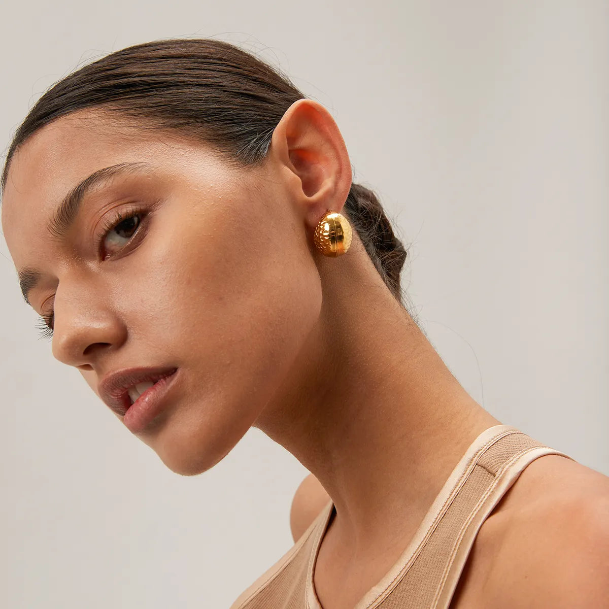 टेक्सचर्ड ग्लोब हूप इयररिंग