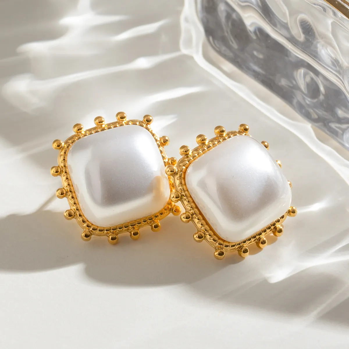 स्टेटमेंट स्क्वायर पर्ल इयररिंग