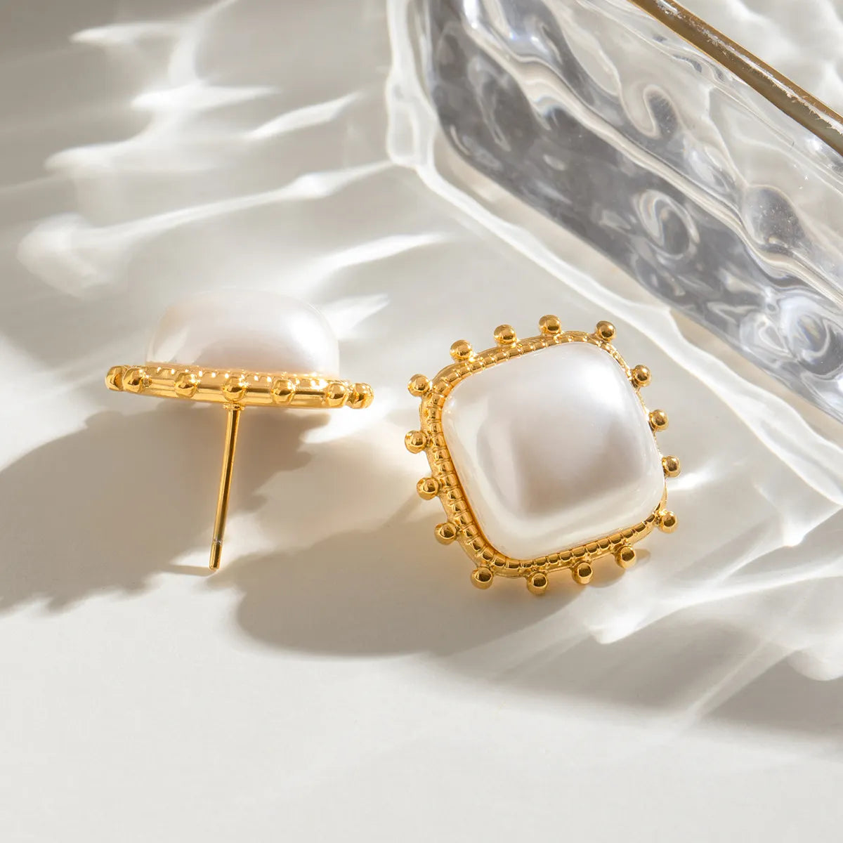 स्टेटमेंट स्क्वायर पर्ल इयररिंग