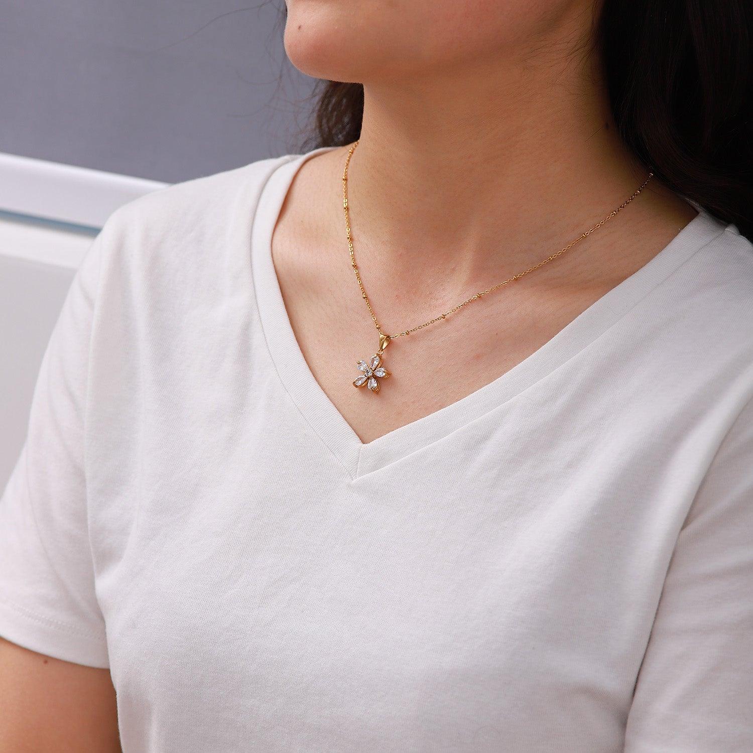 चमकदार फूलों का हार