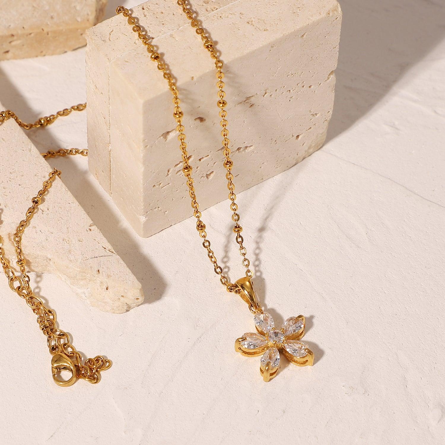 चमकदार फूलों का हार