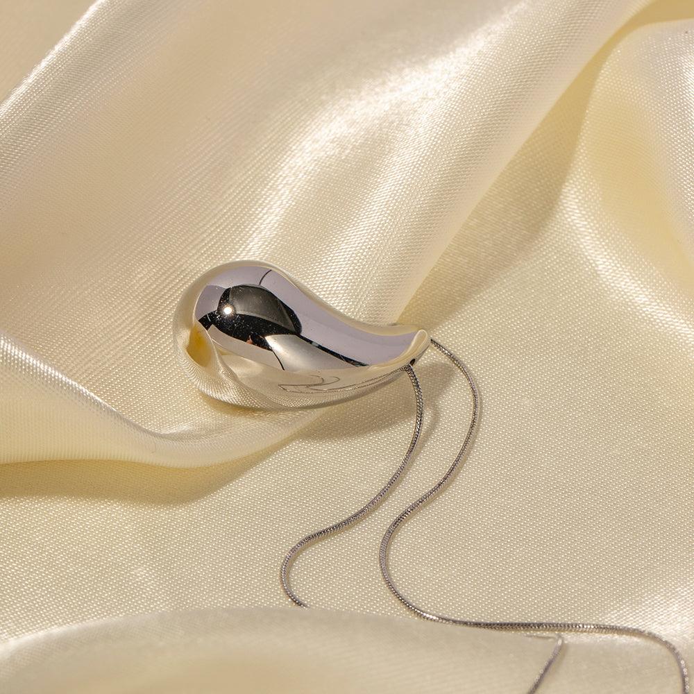 पानी की बूंदों वाला ट्रेंडी हार