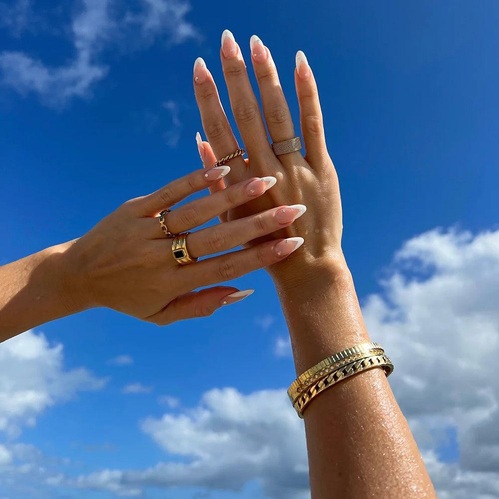 सरल चौड़ी पट्टी वाली बुनी हुई अंगूठी