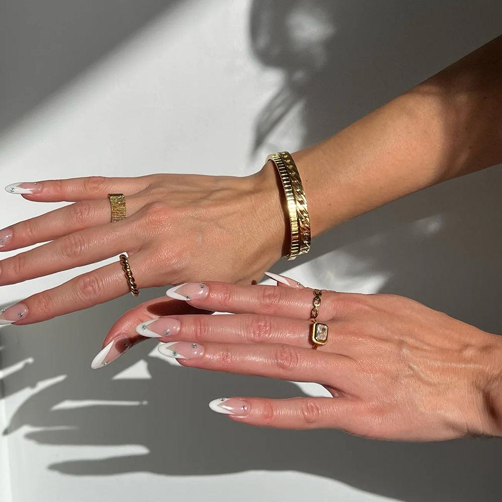 सरल चौड़ी पट्टी वाली बुनी हुई अंगूठी