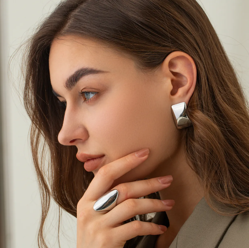 चमकदार पिरामिड स्टेटमेंट इयररिंग