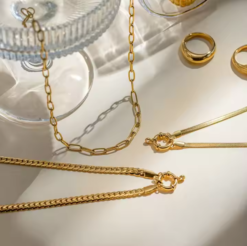 DIY चार्म नेकलेस - 3 चार्म तक धारण करता है