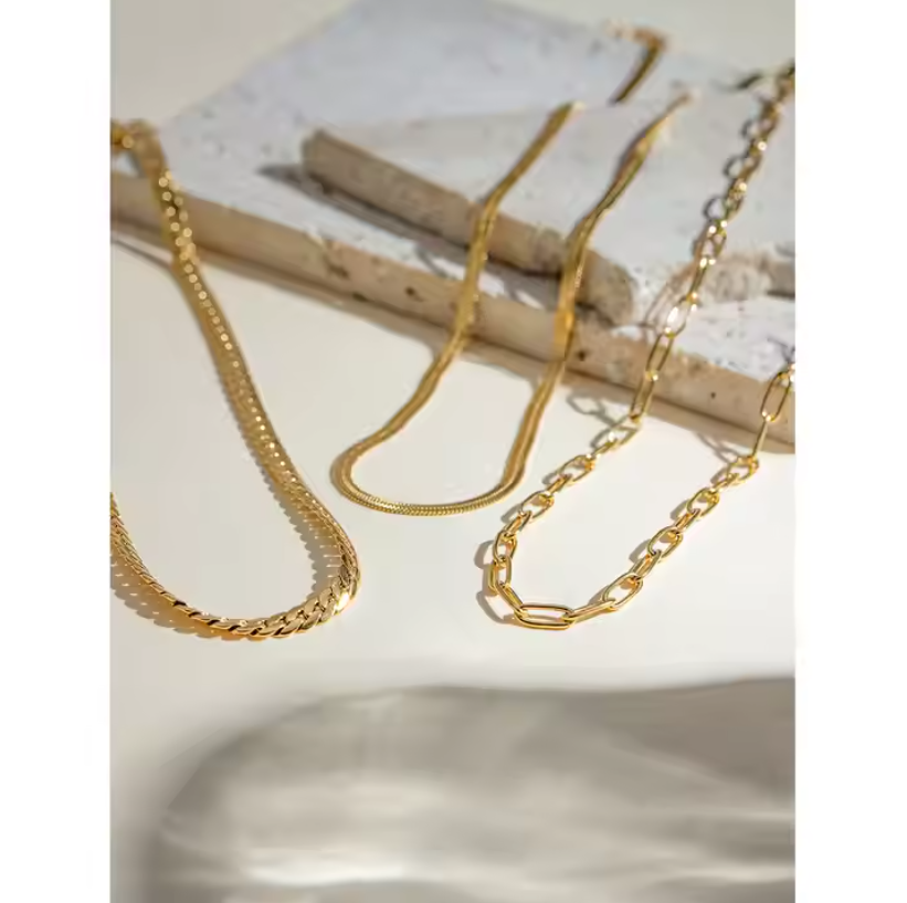 DIY चार्म नेकलेस - 3 चार्म तक धारण करता है