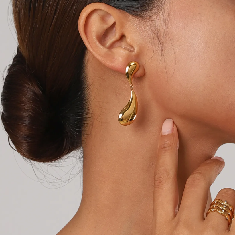 चमकदार आंसू बूंद बाली