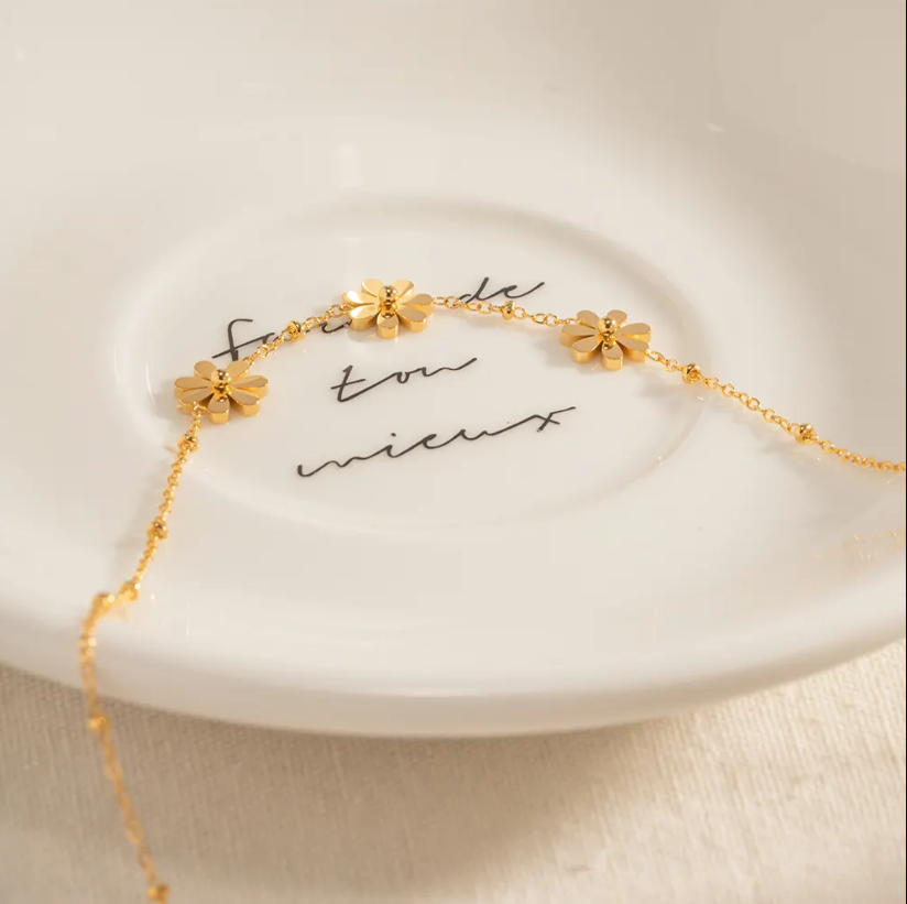 फ्लोरा मनका हार