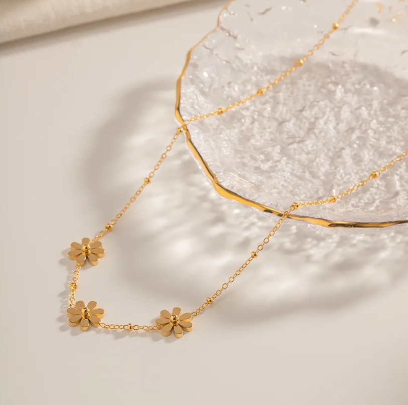 फ्लोरा मनका हार