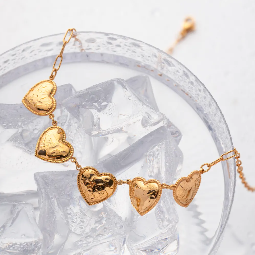 बोल्ड हार्ट्स नेकलेस