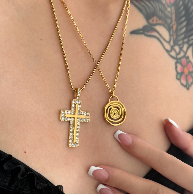 क्रॉस बोल्ड नेकलेस