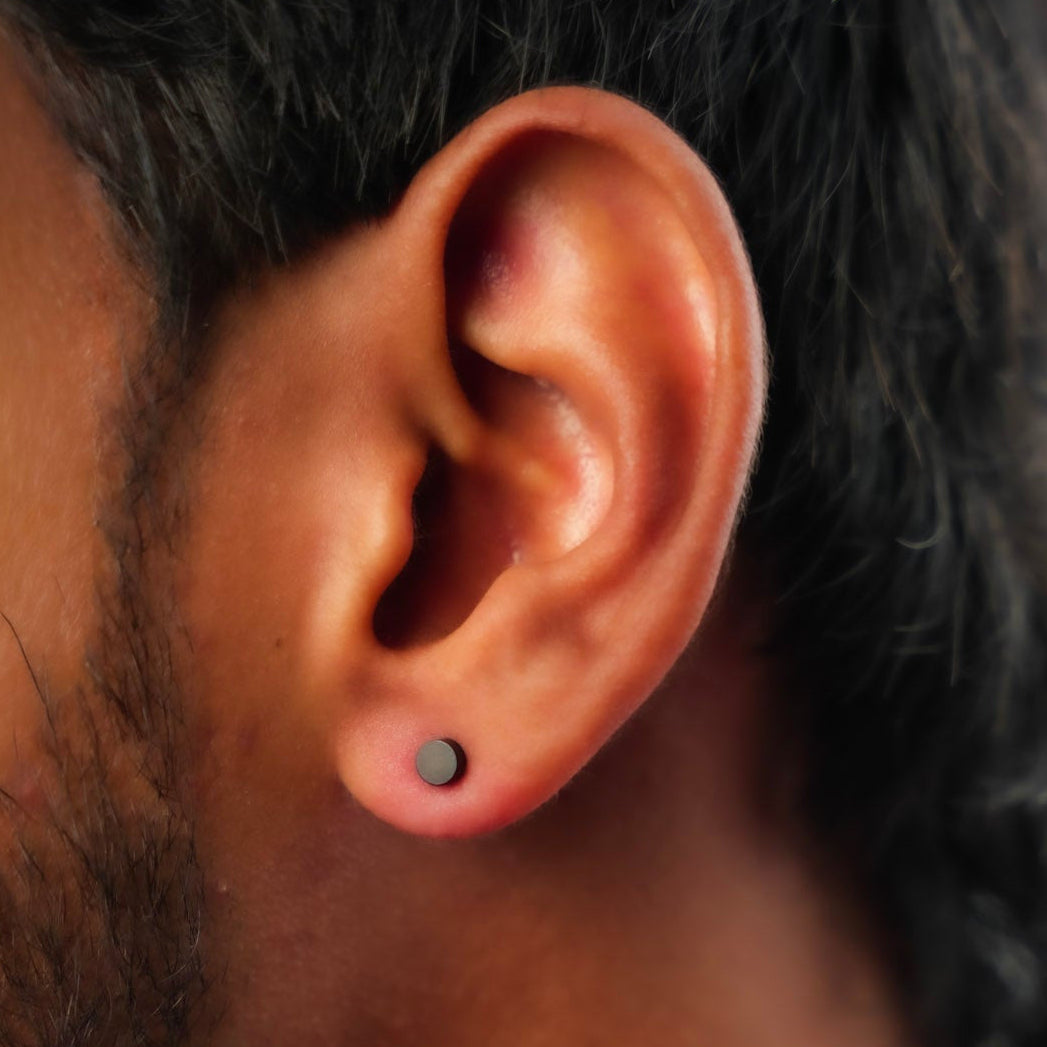 गोल काले स्टड इयररिंग्स