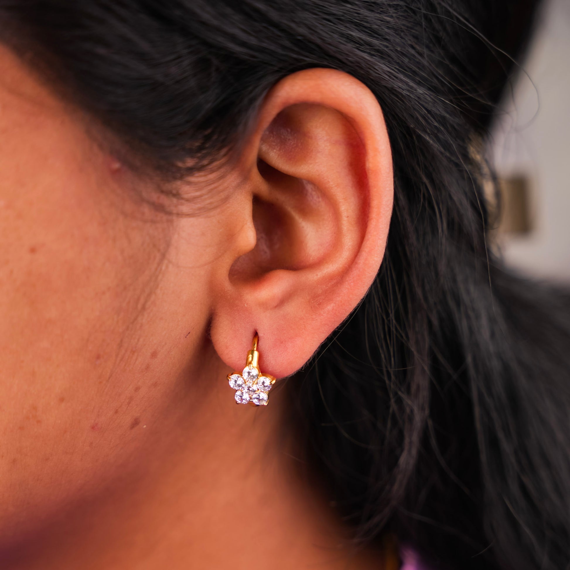 स्पार्कल हग्गी हूप इयररिंग - फूल