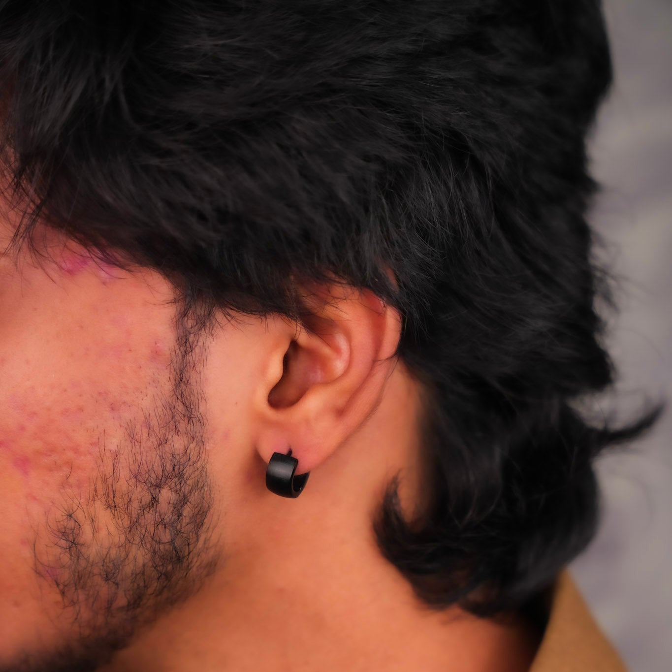 बकल हूप इयररिंग्स - काला