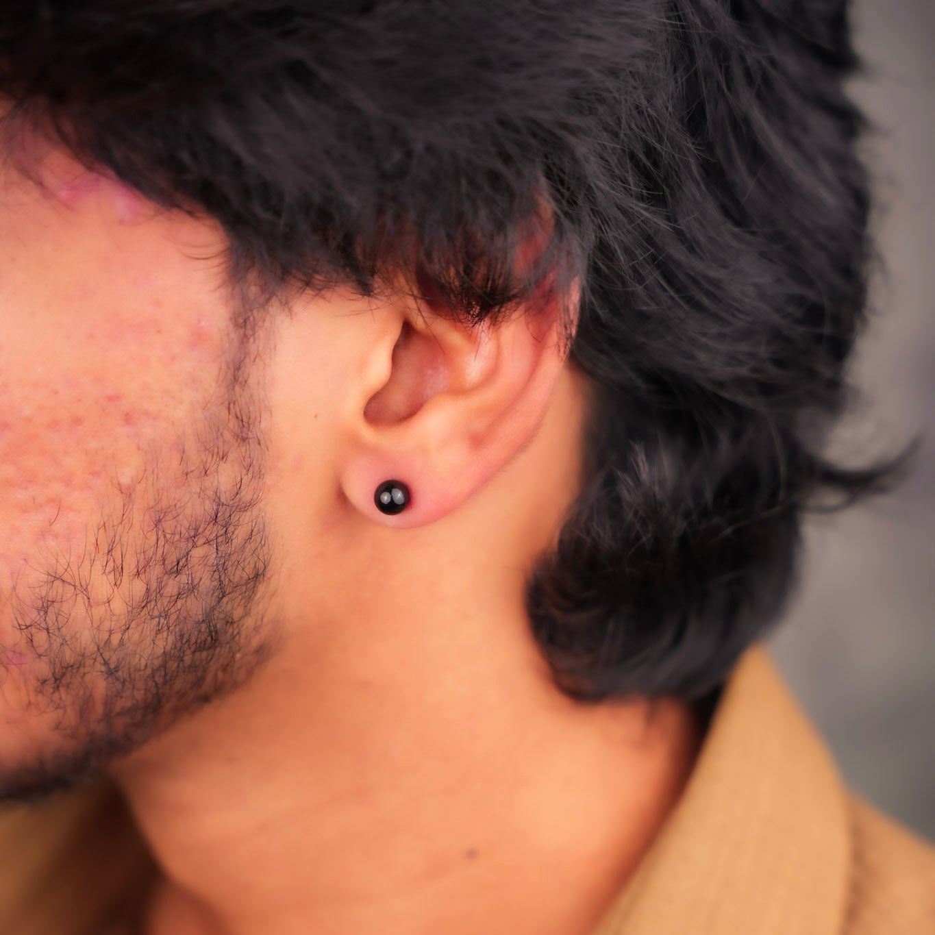 ऑर्ब ब्लैक स्टड इयररिंग्स - 6 MM