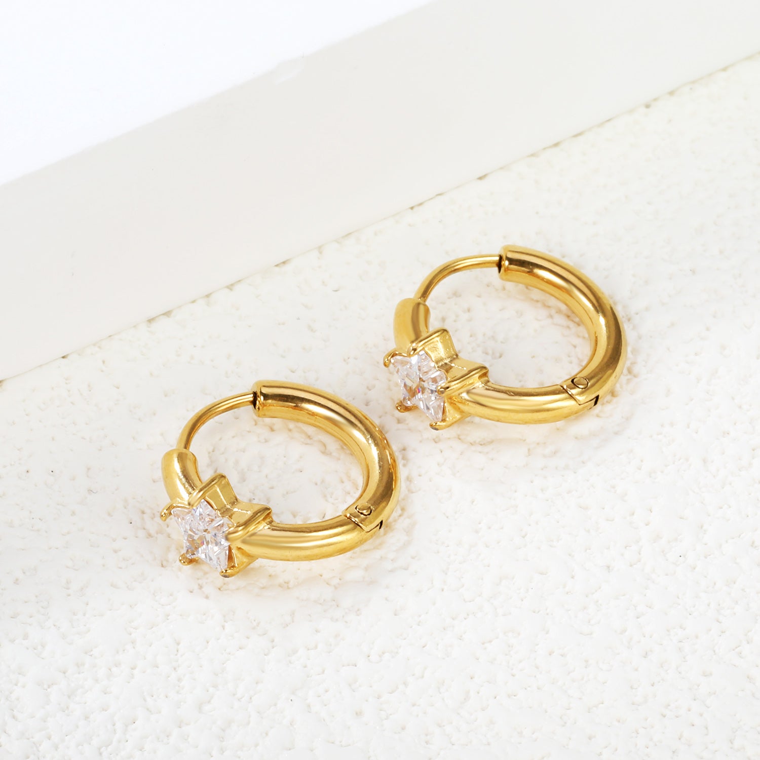 स्पार्कल हग्गी हूप इयररिंग - स्टार