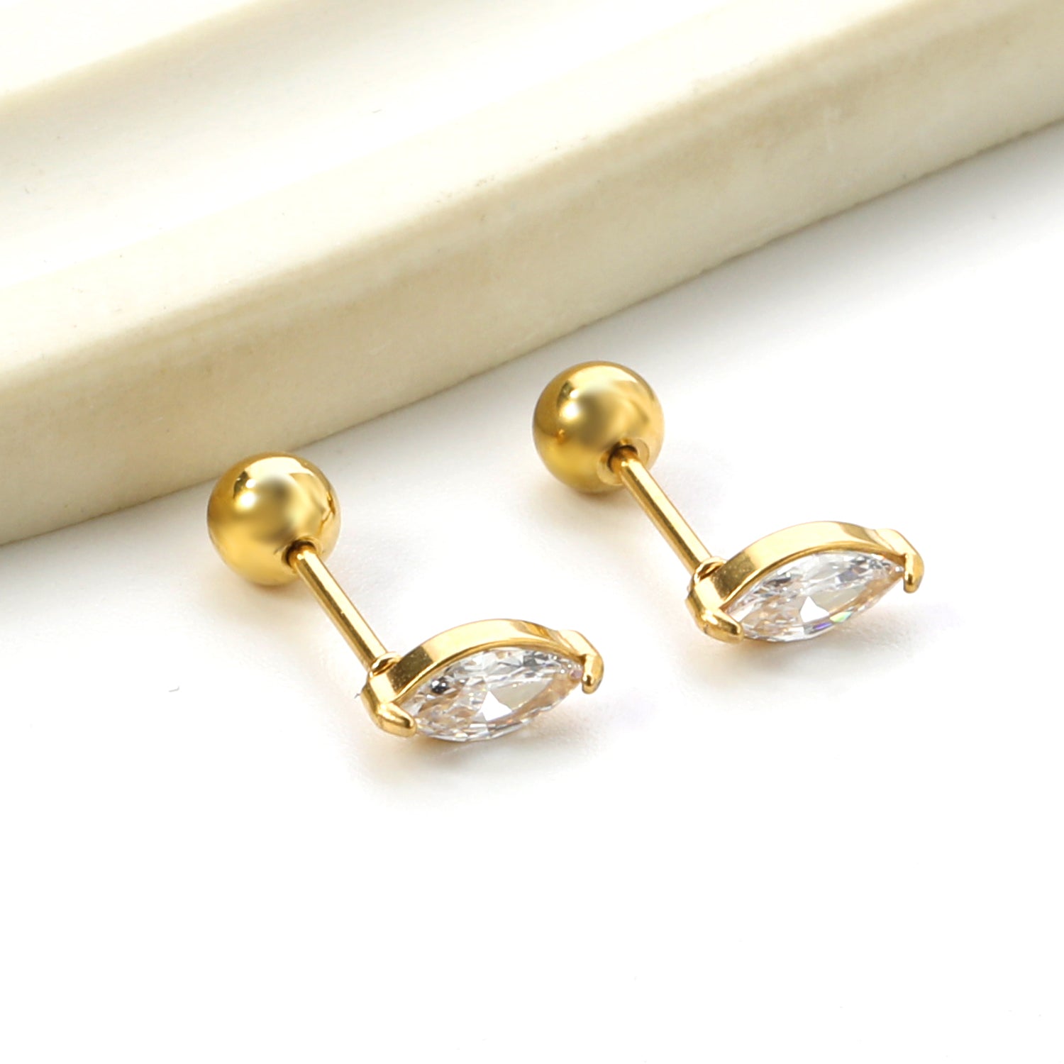 आई डायमंड स्टड इयररिंग्स