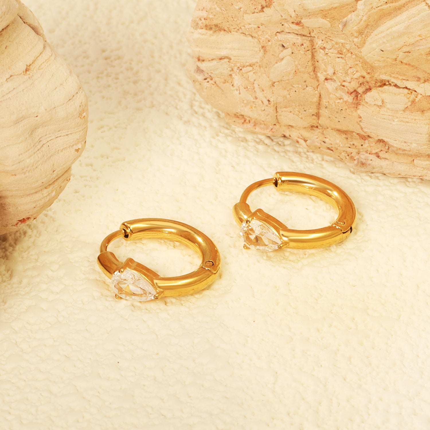 स्पार्कल हग्गी हूप इयररिंग - ड्रॉप