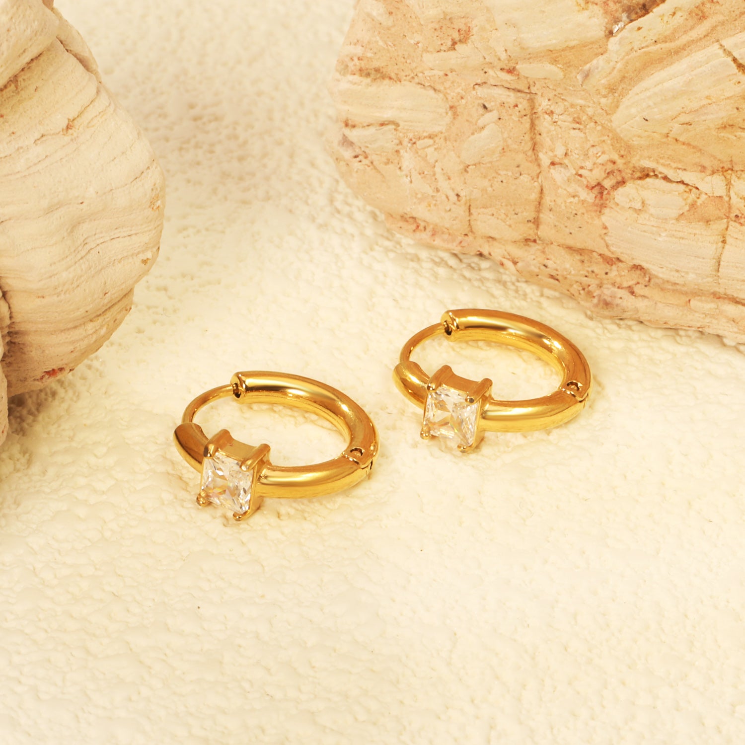 स्पार्कल हग्गी हूप इयररिंग - स्क्वायर